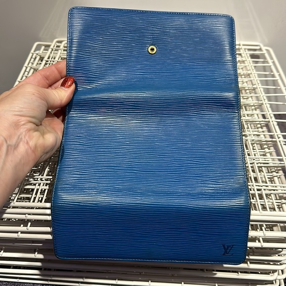 Luis Vuitton Cyan Blue Epi tri fold wallet. - Picture 16 of 17